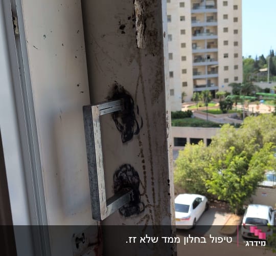 תיקון וריתוך ידית מתכת בחלון פלדה של ממ"ד